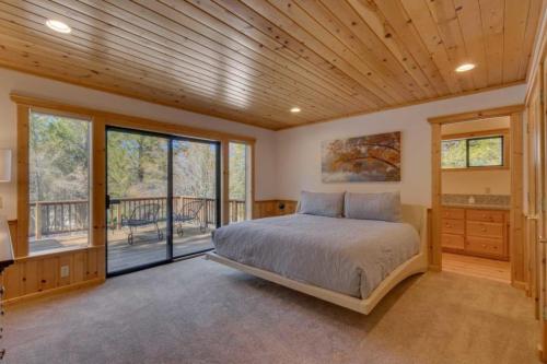 Postelja oz. postelje v sobi nastanitve Black Bear by AvantStay Spacious Viking Lodge in Tahoe Donner w Game Room Hot Tub