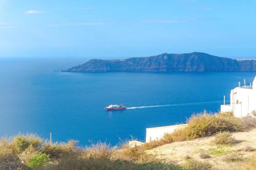 a boat in a large body of water at Smarula Villa in Firostefani