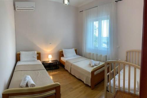 2 łóżka w pokoju ze schodami i sypialnią w obiekcie Κατοικία με πανοραμική θέα w mieście Nikópolis