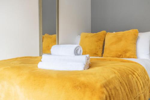 einen Stapel Handtücher auf dem Bett in der Unterkunft Westminster House - Contractors/Families in Birmingham