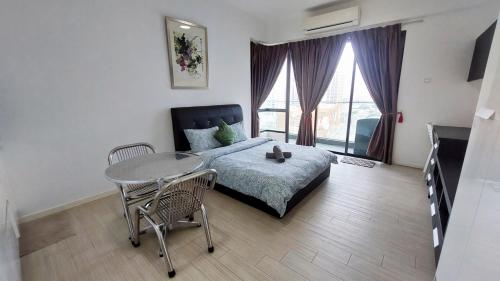 una camera con letto, tavolo e sedie di Inspired Homes @ PJ Grand Sofo#6 a Petaling Jaya