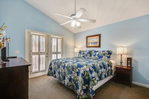 a bedroom with a bed and a ceiling fan at Coral Palm by AvantStay Key West Walkable Gated Community Shared Pool Month Long Stays Only in Stock Island