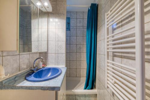 a bathroom with a blue sink and a shower at Appartement Residence Cap les Pins in Cap d'Agde