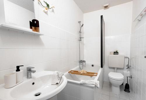 埃森的住宿－#VAZ Apartments E04-05, TV, WLAN, Küche, Balkon，白色的浴室设有水槽和卫生间。