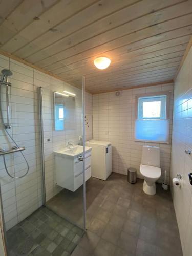 y baño con aseo, lavabo y ducha. en Hytte i landlige omgivelser på Hadeland, en Gran