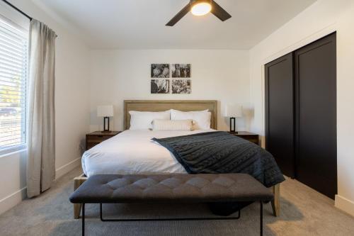 1 dormitorio con 1 cama y ventilador de techo en Grayhawk by AvantStay Modern Home w Pool Hot Tub Bocce Fire Pit Pool Table Putting Green, en Phoenix