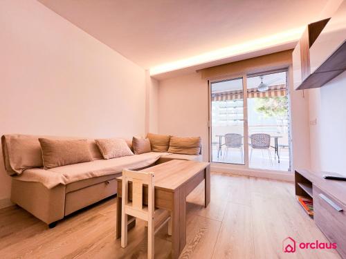 a living room with a couch and a table at La Promenade in Benicàssim