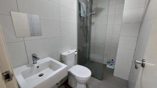 e bagno con doccia, servizi igienici e lavandino. di Inspired Homes @ PJ Grand Sofo#6 a Petaling Jaya