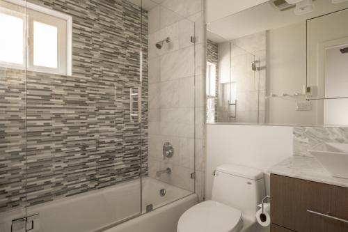 La salle de bains est pourvue de toilettes, d'une douche et d'un lavabo. dans l'établissement Wildhaven by AvantStay Stunning A-Frame Home w Gorgeous Views Game Room, à Lake Arrowhead