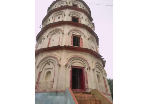 ein altes Gebäude mit einem Uhrturm oben drauf in der Unterkunft Hotel Fort View Madhya Pradesh in Tīkamgarh