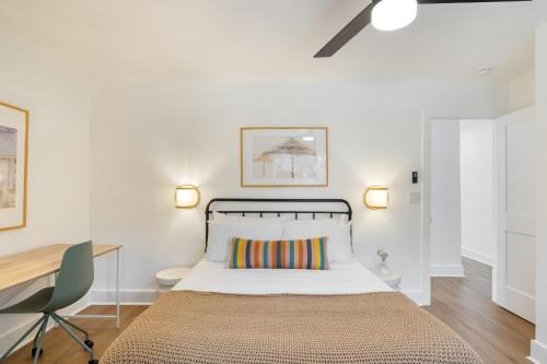 um quarto com uma cama, uma secretária e uma cadeira em Lumie by AvantStay 5BR Ranch w Firepit Patio em Isle of Palms