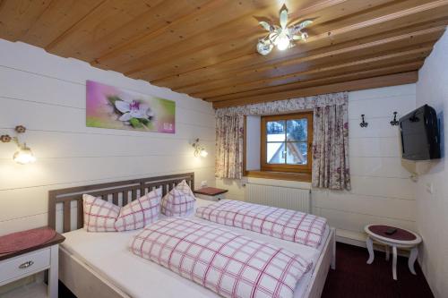 Schlafzimmer mit einem Bett, einem Fenster und einem TV in der Unterkunft Gasthof Hirschen in Kappl