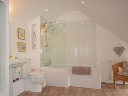 La salle de bains est pourvue d'une baignoire, de toilettes et d'une douche. dans l'établissement 2 bed in Wells 52STT, à Wells