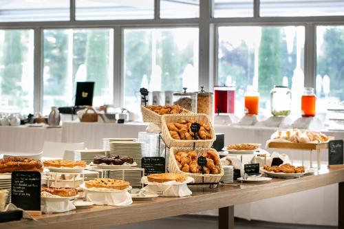 a table with many different types of pastries on it at Living Place Hotel in Villanova