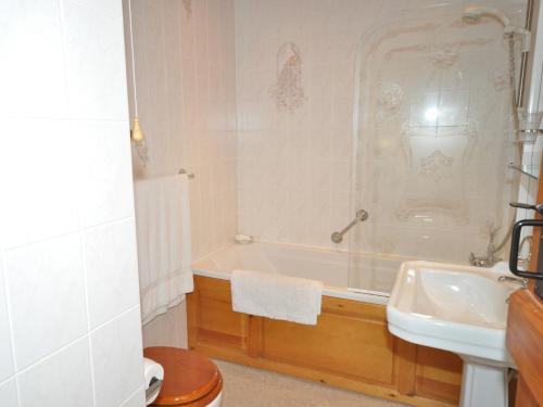 a bathroom with a tub and a sink at 1 Bed in Aviemore 28823 in Nethy Bridge