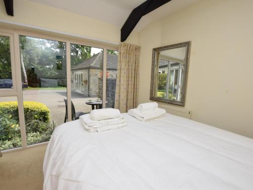 1 dormitorio con cama blanca y ventana grande en 1 bed in Wolsingham 36675, en Wolsingham