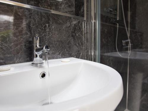 - Baño con lavabo blanco y ducha en 1 bed in Wolsingham 36675, en Wolsingham