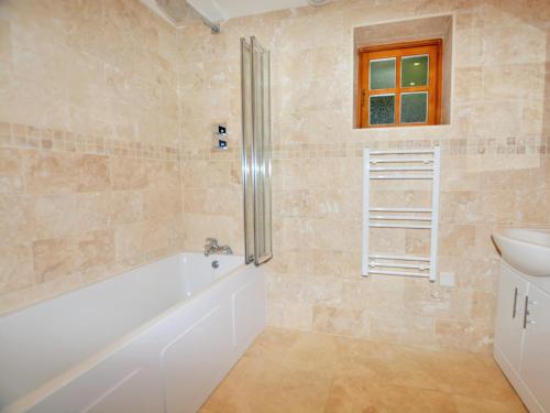 Ett badrum på 2 Bed in Narberth 36797