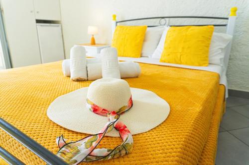 a straw hat and a hat at Smarula Villa in Firostefani