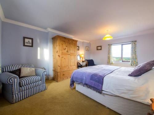 sypialnia z łóżkiem, krzesłem i oknem w obiekcie 2 Bed in Holmesfield PK783 w mieście Dronfield