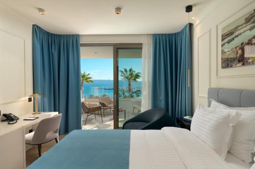 um quarto de hotel com uma cama e vista para o oceano em Mirari Boutique Hotel em Split