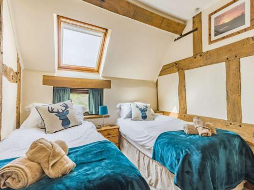 Un pat sau paturi într-o cameră la 3 Bed in Worcester CC082