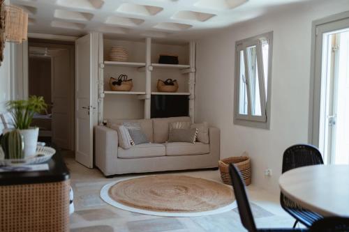uma sala de estar com um sofá e uma mesa em Luxury Sunset em Míconos