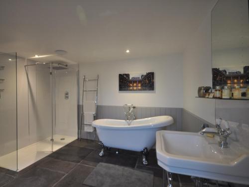 W łazience znajduje się wanna, umywalka i prysznic. w obiekcie 2 Bed in Bath 47045 w mieście Farmborough