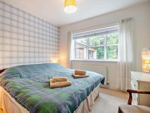 - une chambre avec un lit et 2 serviettes dans l'établissement 2 Bed in Cheltenham 49336, à Southam