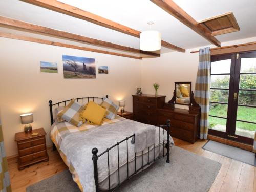 sypialnia z łóżkiem i oknem w obiekcie 2 Bed in Tintagel 51184 w mieście Lanteglos