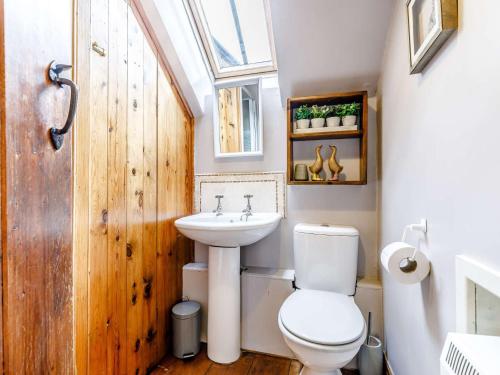 łazienka z toaletą, umywalką i oknem w obiekcie 2 Bed in Hartington 54214 w mieście Hartington