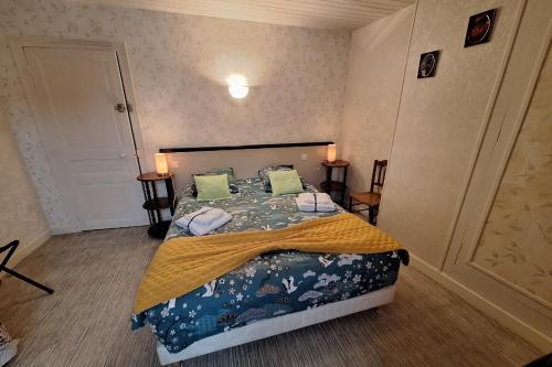 Een bed of bedden in een kamer bij Gîte Le Cep de Bouzy
