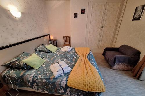 Een bed of bedden in een kamer bij Gîte Le Cep de Bouzy