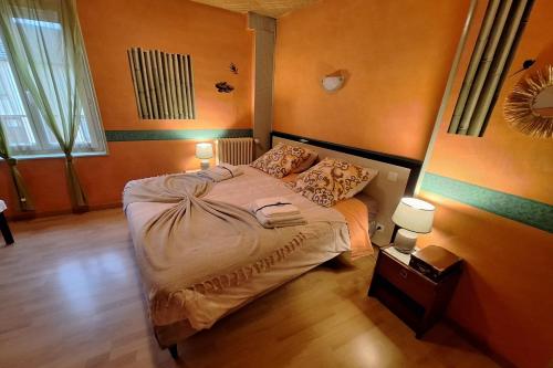 a bedroom with a bed in a room at Le Cep de Bouzy gite 6 personnes au cœur du vignoble champenois in Bouzy
