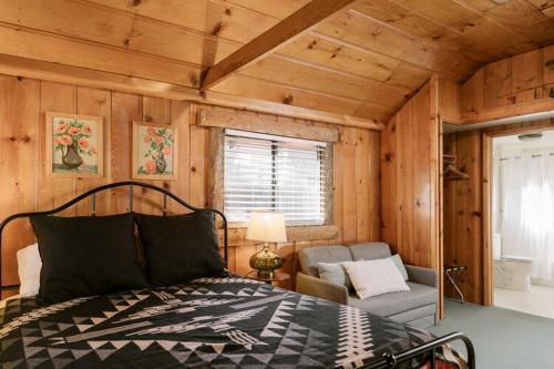 A bed or beds in a room at 2405 - Oak Knoll Studio #6 cabin