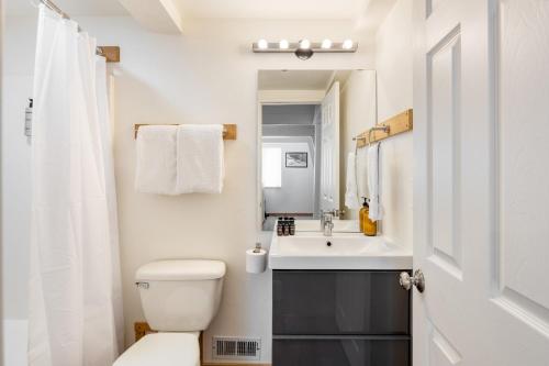 ein Badezimmer mit einem weißen WC und einem Waschbecken in der Unterkunft Chickaree Chickadee Buyout by AvantStay 2 Sister Cabins in Tahoe City