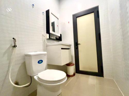 a bathroom with a white toilet and a mirror at Phuong Nam Sa Đec Hotel in Ấp Phú Thuận (1)