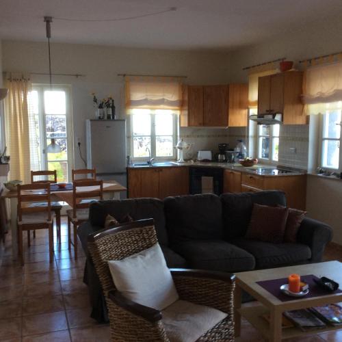 a living room with a couch and a kitchen at Appartement Caldera in Los Llanos de Aridane
