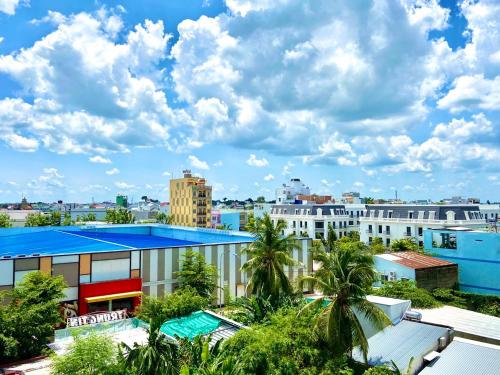 a view of a building with a swimming pool at Phuong Nam Sa Đec Hotel in Ấp Phú Thuận (1)