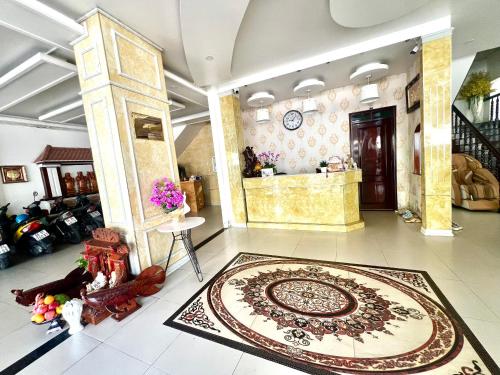 a living room with a large rug on the floor at Phuong Nam Sa Đec Hotel in Ấp Phú Thuận (1)