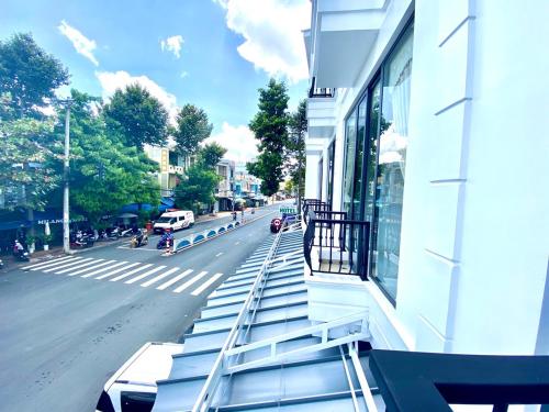 a balcony of a building with a view of a street at Phuong Nam Sa Đec Hotel in Ấp Phú Thuận (1)