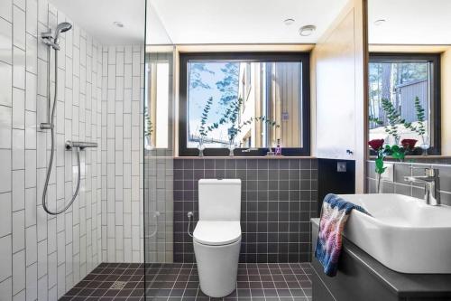 ein Bad mit einem WC und einem Waschbecken in der Unterkunft Peaceful studio loft, Stockholm in Stockholm