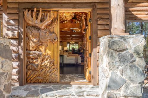 una puerta a una cabaña de madera con un alce en ella en Moose Lodge by AvantStay Luxe Berkshires Escape en North Egremont