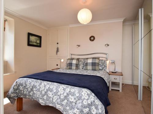 a bedroom with a bed with a blue blanket at 1 bed in Brixham BX046 in Brixham