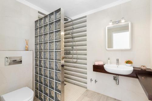 La salle de bains est pourvue d'une douche et d'un lavabo. dans l'établissement Villa Campanilla - Plusholidays, à Calp