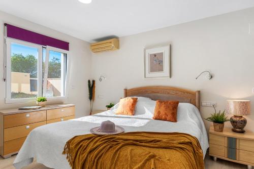- une chambre avec un lit doté d'un chapeau dans l'établissement Villa Campanilla - Plusholidays, à Calp
