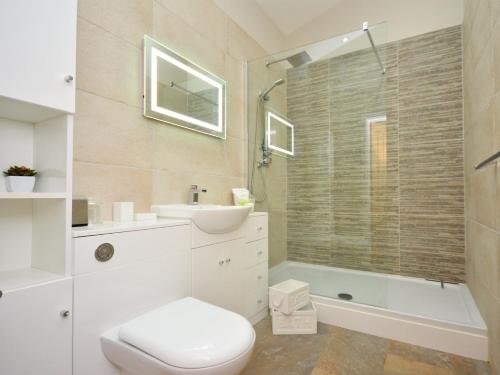 a bathroom with a toilet and a sink and a tub at 2 Bed in Croes-y-pant 58961 in Mamhilad