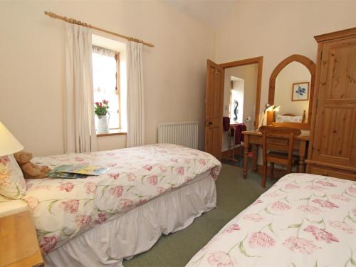 Un pat sau paturi într-o cameră la 2 Bed in Cresswell CN194