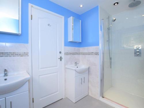 1 Bed in Lyme Regis 62615 في أكسمنستر: حمام مع حوض ودش ومرحاض