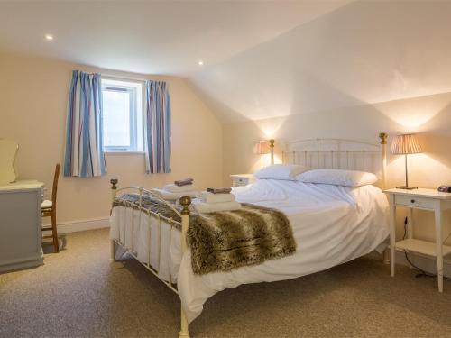 a bedroom with a large white bed and a window at 2 bed in Pensthorpe KT188 in Kettlestone